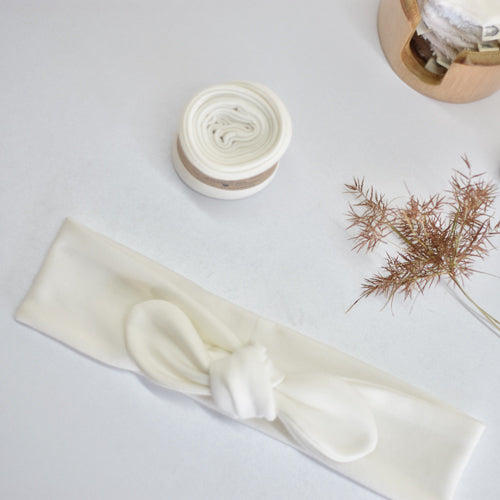 Un accesorio imprescindible para tu tocador: nuestra diadema de maquillaje añade un toque de elegancia a tu rutina diaria