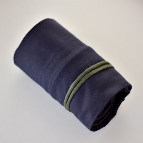 Esta bolsa está pensada para llevar la ropa sucia mientras viajas y, al plegarla, se convierte en un accesorio compacto que cabe fácilmente en tu equipaje.