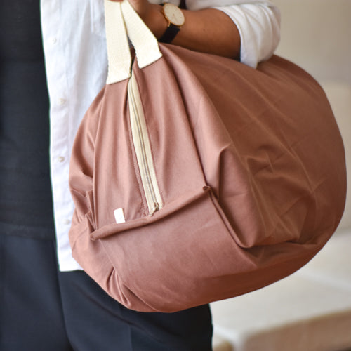 Compacto y listo para cualquier aventura: nuestro bolso de viaje plegable es el compañero perfecto para tus escapadas. Con su diseño ingenioso, te ofrece espacio cuando lo necesitas y se pliega fácilmente cuando no lo usas. ¡Viaja ligero y sin preocupaciones con nuestro bolso de viaje plegable!