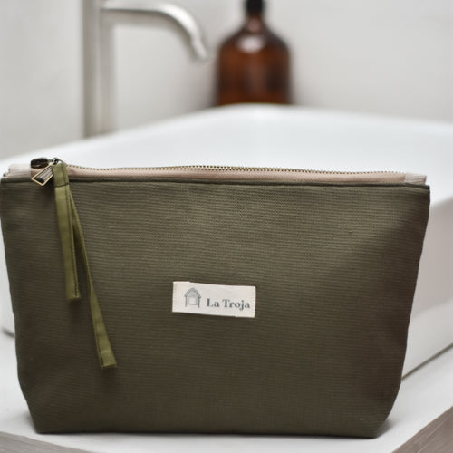 Un toque de sofisticación terrenal: guarda tus productos de belleza con estilo en nuestra cosmetiquera de tela verde oliva, diseñada para la mujer moderna y consciente de la moda