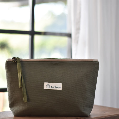 uestra cosmetiquera de tela verde oliva es el accesorio perfecto para un estilo minimalista y fresco
