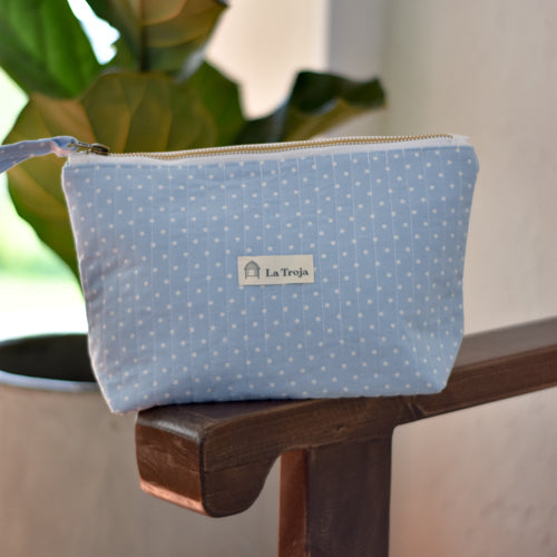 Práctica y encantadora: nuestra cosmetiquera es un accesorio esencial para tu bolso.