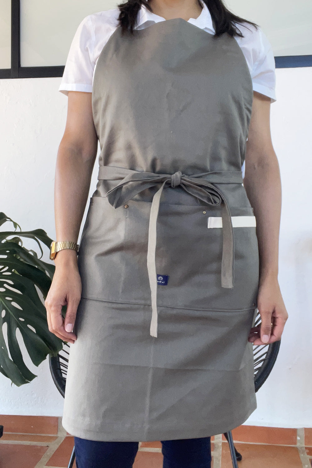 Luce elegante mientras proteges tu ropa con nuestro delantal moderno y versátil para todas tus actividades