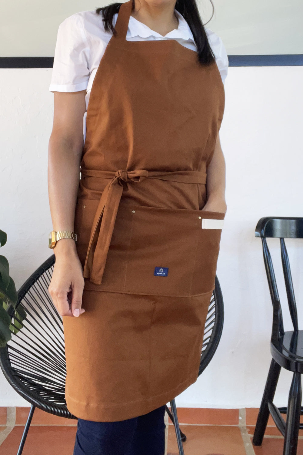 La combinación perfecta de estilo y funcionalidad: nuestro delantal esencial para cualquier aficionado culinario
