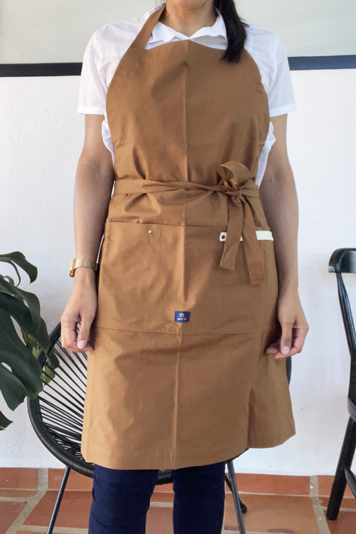 Convierte cada tarea en la cocina en una experiencia elegante con nuestro delantal de diseño moderno y funcional