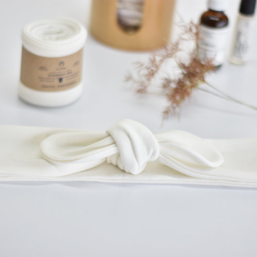 Da un toque de estilo a tu rutina de belleza con nuestra diadema ajustable y cómoda, ideal para sesiones de maquillaje