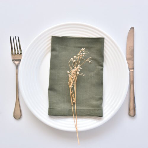 Dale un toque de calidez a tu mesa con nuestras servilletas en lino y un tallo seco