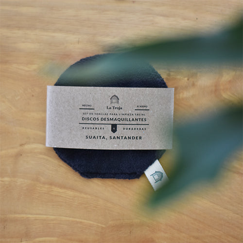 Elimina el maquillaje resistente al agua con nuestras toallitas de disco negro.