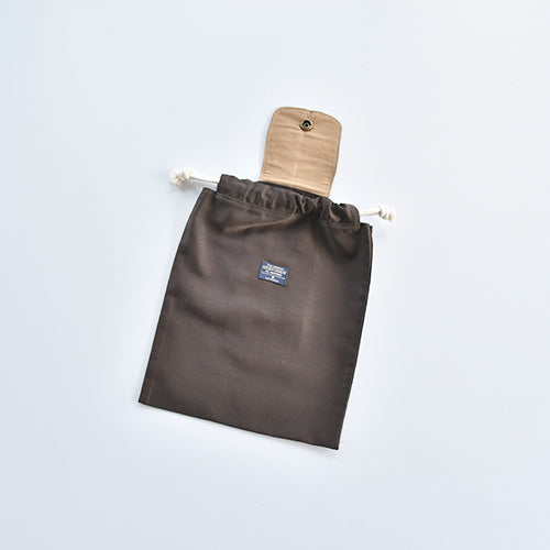 Imagen de cangurera masculina abierta