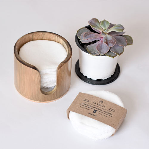 Añade un toque de practicidad a tu rutina de desmaquillado con nuestro contenedor de discos desmaquillantes, diseñado para facilitar la aplicación y el almacenamiento de tus productos favoritos