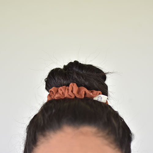 Dale vida a tu cabello con nuestros scrunchies vibrantes