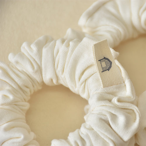 ¡Haz una declaración de moda con nuestros scrunchies de colores!