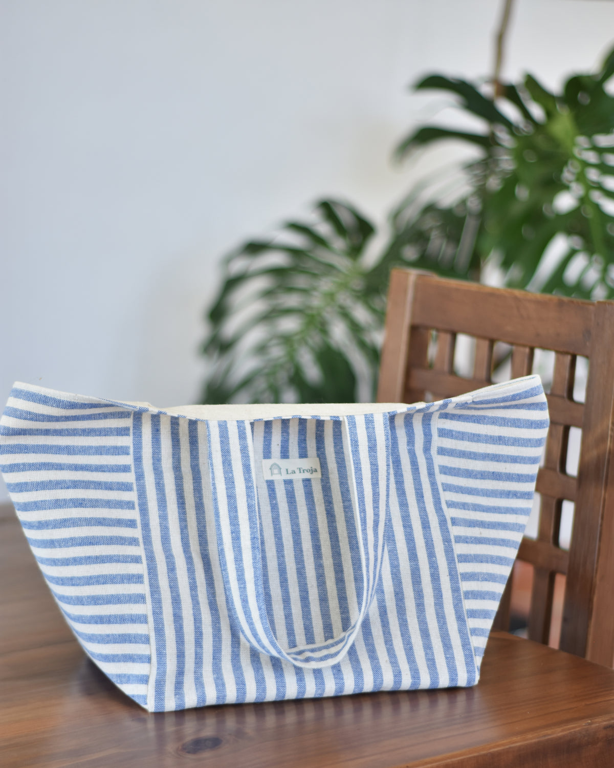 bolso sobre mesa de madera