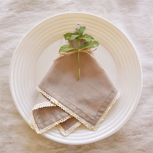 Detalle impecable para tu comedor de estilo nordico: servilletas decorativas elevan tu experiencia gastronómica