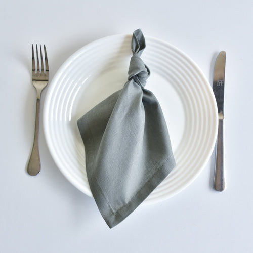 Dale un toque de distinción a tu mesa con tus cubiertos y nuestras servilletas de lino