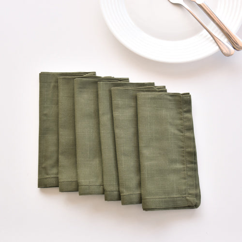 Servilletas en lino verde oliva: la opción moderna para tu mesa