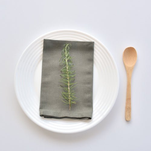 "Sofisticación en verde pistache: nuestras servilletas de lino transforman tu mesa