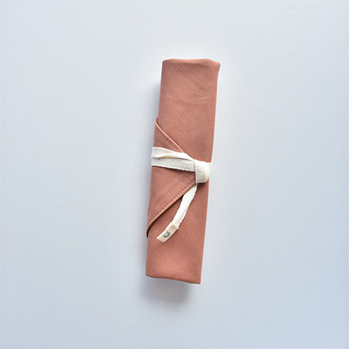 Portabilidad y conveniencia en un diseño elegante para llevar tus cubiertos cuando vas de picnic