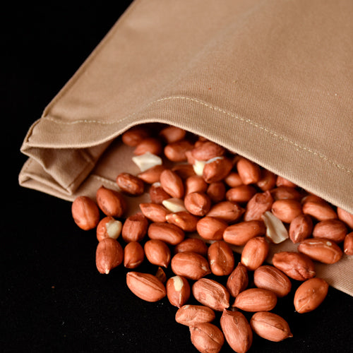 bolsa de kraft de tela conteniendo frutos secos para llevar como snack saludable fuera de casa